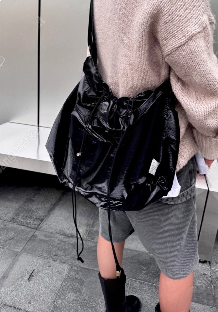 URBAN GLOSSY CROSSBODY BAG - Black, Olive