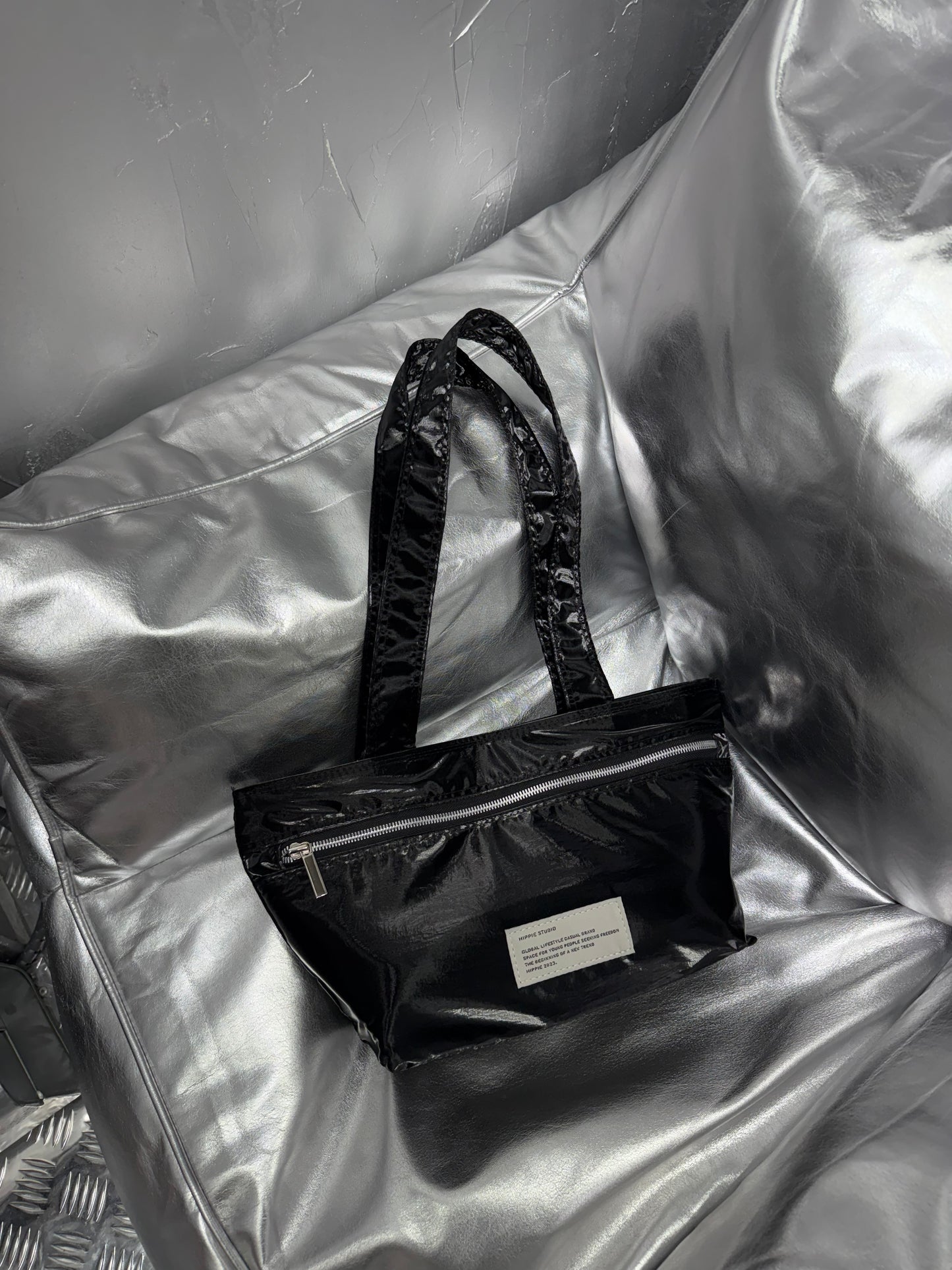 CRINKLE GLOSS 2-WAY TOTE BAG