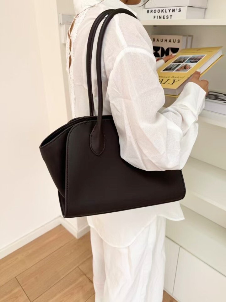 Elava Curve Leather Tote Bag
