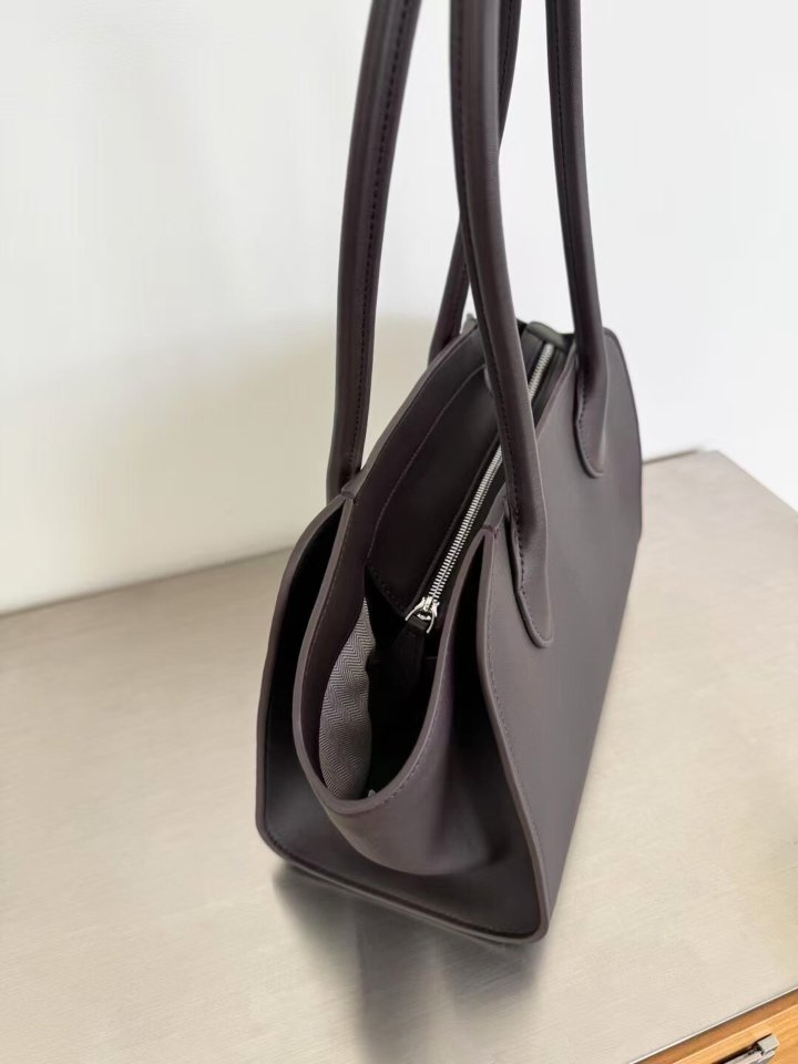 Elava Curve Leather Tote Bag