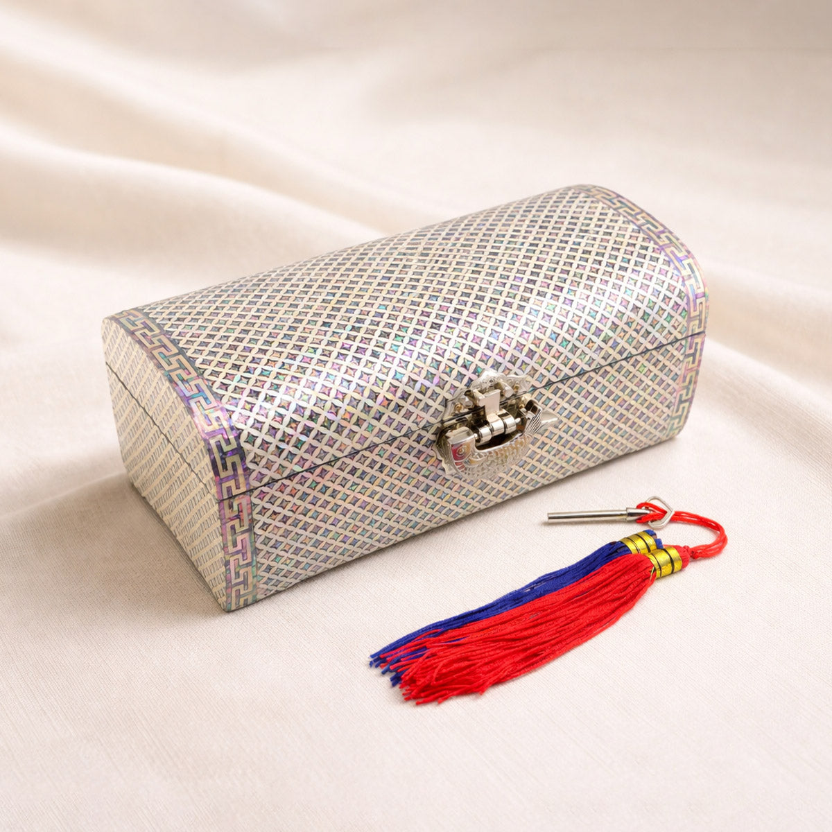 Jagae Mother-of-Pearl Heirloom Jewelry Chest – Chilbo Lattice