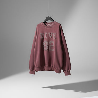 DIVE 82 Pigment Embroidered Sweatshirt (UNISEX / WOMEN – OVERFIT)