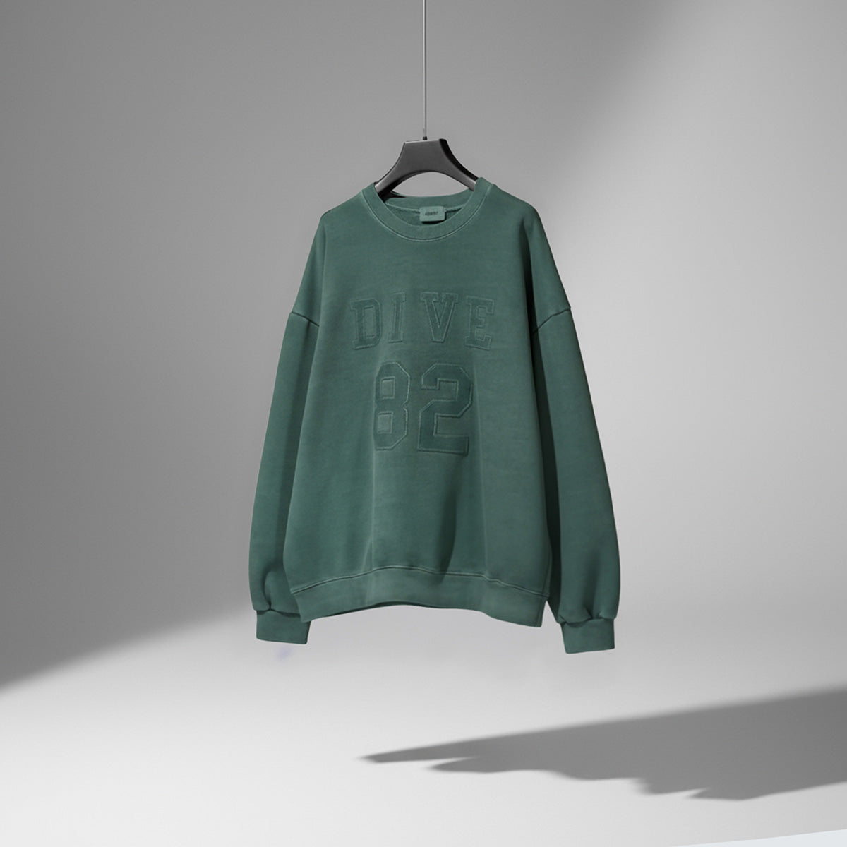 DIVE 82 Pigment Embroidered Sweatshirt (UNISEX / WOMEN – OVERFIT)