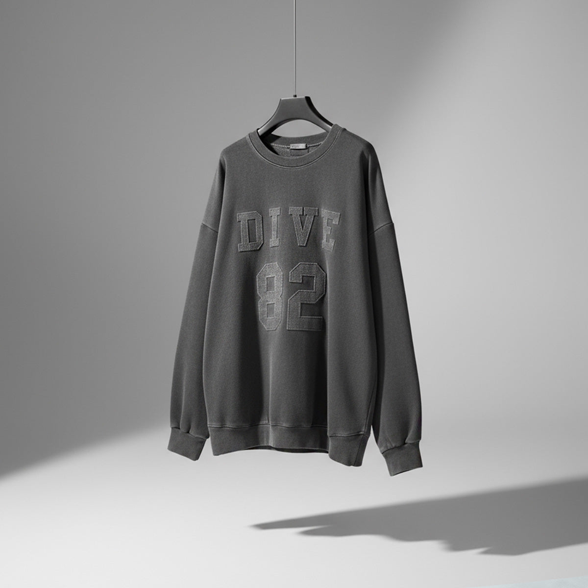 DIVE 82 Pigment Embroidered Sweatshirt (UNISEX / WOMEN – OVERFIT)