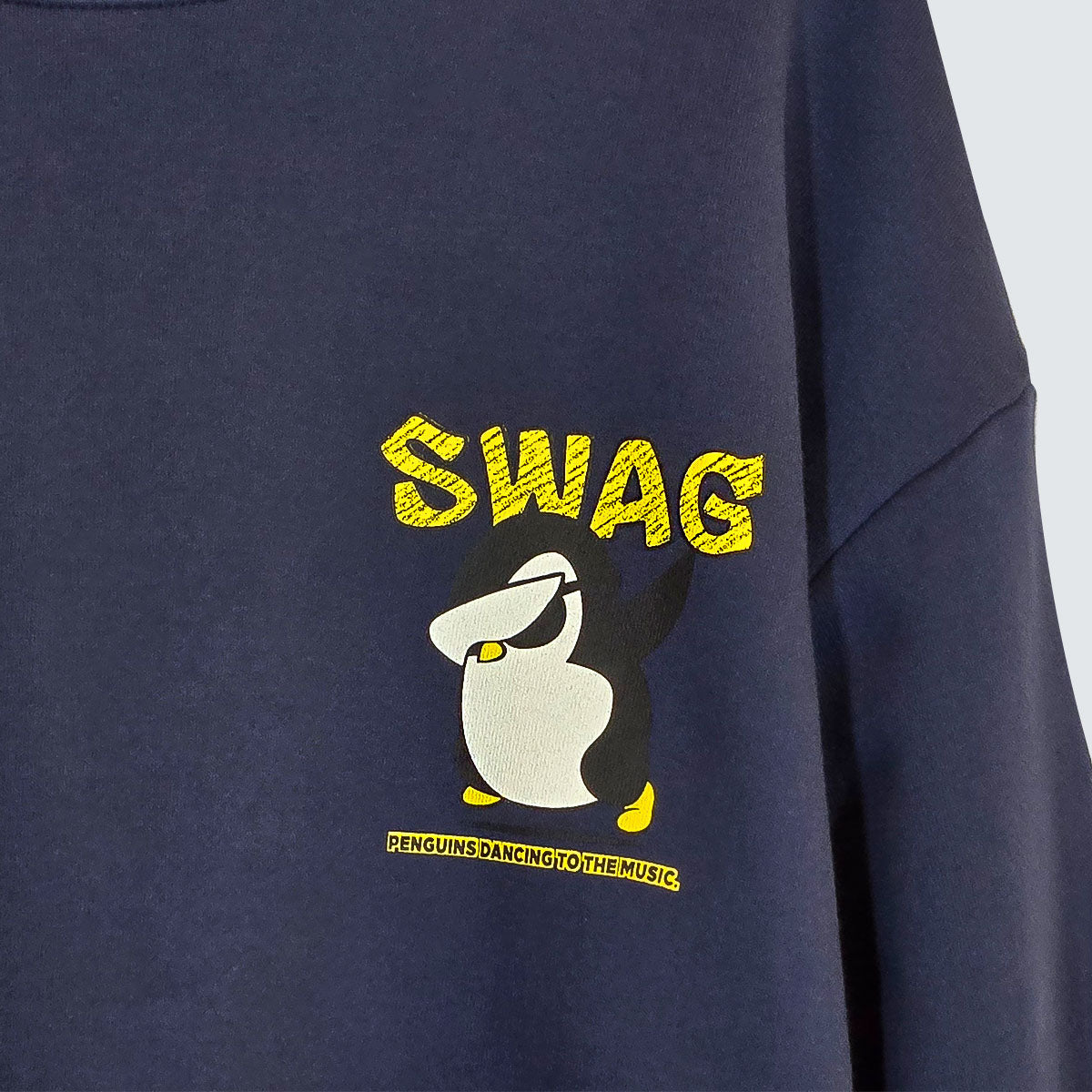 [SWAG PENGUIN] Graphic Sweatshirt (UNISEX / WOMEN – OVERFIT)